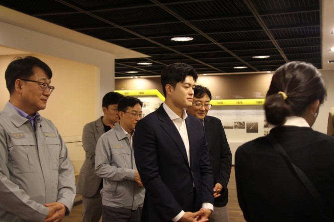 김용태 국민의힘 비상대책위원장이 24일 오후 HD현대중공업을 찾아 현장을 둘러보고 있다. 사진=김용태 의원실