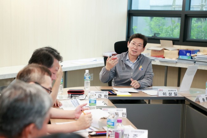지난 24일 이상일 용인특례시장은 처인구 고림동 힐스테이트 용인 둔전역 아파트를 방문해 공동주택 민생현장 소통버스킹의 첫문을 열고 입주민들과 소통하고 있다. 사진=용인특례시