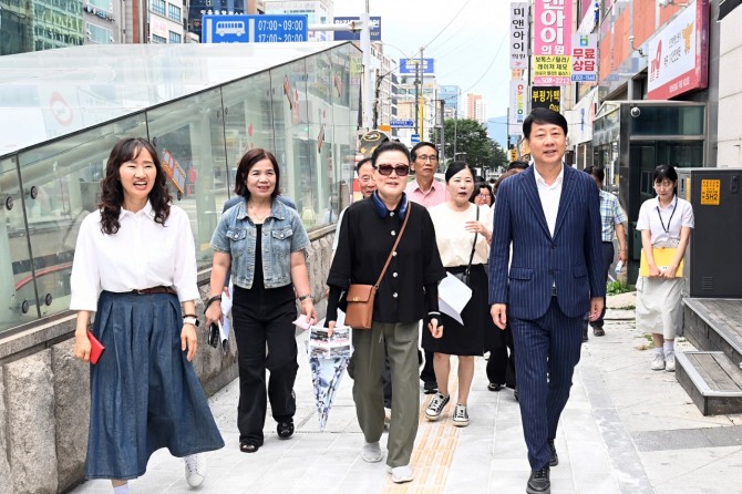 부평구는 사업비 10억 원이 투입된 안전하고 쾌적한 부평대로를 차준택(오른쪽)구청장과 인근 구민들이 걷고 있다.  사진=부평구 