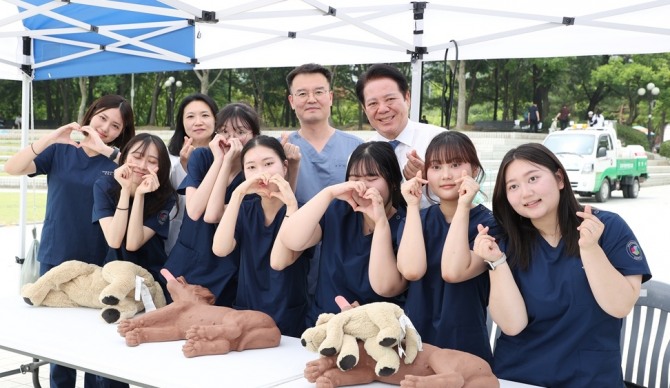지난 7일 열린 반려동물 사랑나눔 축제서 최대호 안양시장(뒷줄 오른쪽 첫번째)이 연성대 반려동물보건과 학생들과 기념 사진을 찍고 있다. 사진=안양시