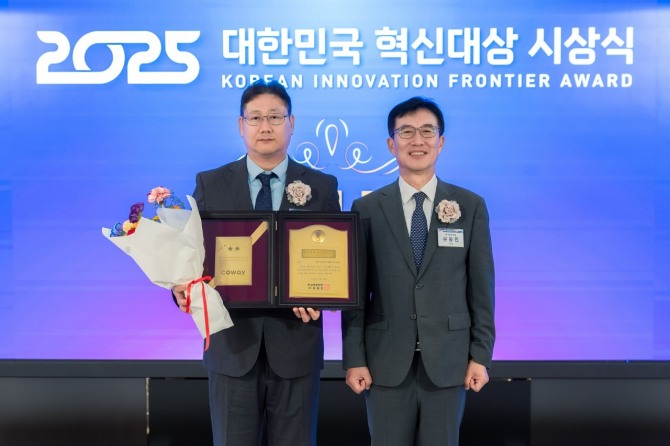 2025 대한민국 혁신대상 시상식에서 이현희 코웨이 비렉스 개발실장(왼쪽)과 문동민 한국표준협회장이 기념촬영을 하고 있다.  /사진=코웨이