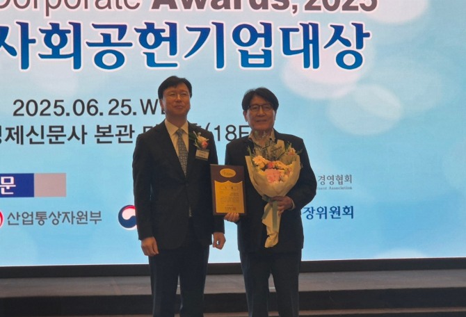 안산환경재단 ESG탄소중립교육원은 임동균 원장이 참석한 가운데 지난 25일 서울 중구 한국프레스센터에서 열린‘2025 사회공헌기업대상’에서 ESG 부문 대상을 2년 연속 수상했다. 사진=안산환경재단