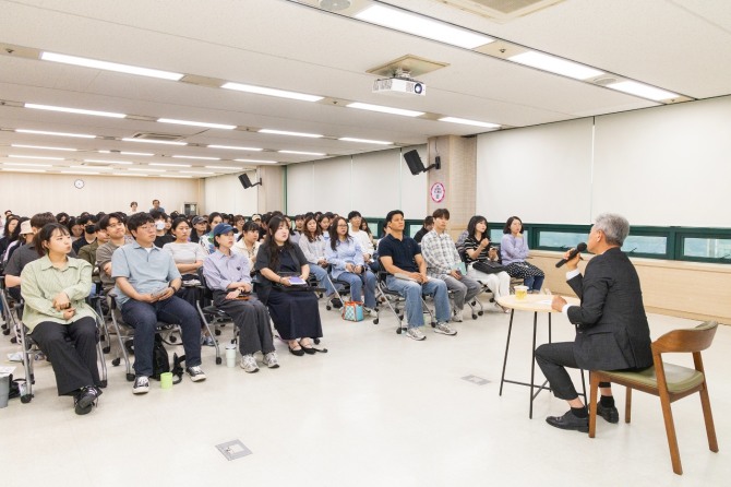 지난 25일 인천 계양구청 대회의실에서 열린 정책 강연 ‘청청한 내일’.  사진=계양구