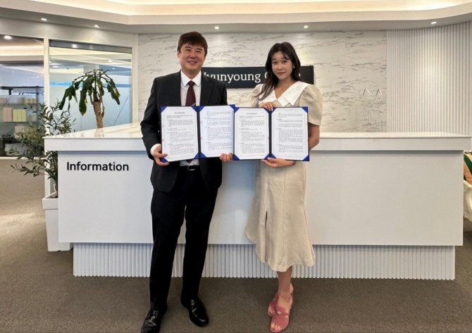 라이프케어 전문기업 태양라이프가 데일리 코스메틱 브랜드 뽀나미슈와 업무협약(MOU)을 체결하고, 뷰티와 헬스케어가 결합된 공동 상품을 기획할 예정이다. 사진=태양라이프