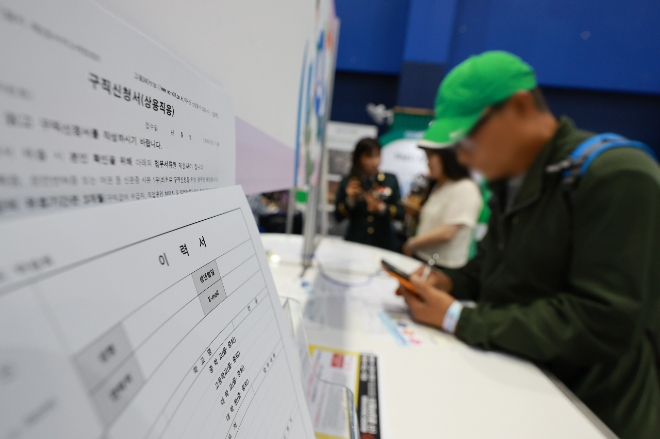경기 하남종합운동장 제2체육관에서 열린 2025 하남시 일자리박람회에서 고령 구직자가 이력서를 작성하고 있다. 사진=연합뉴스 