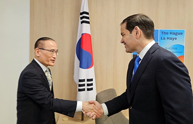위성락 대통령실 국가안보실장이 25일(현지 시간) 네덜란드 헤이그에서 앨리슨 마르코 루비오 미국 국무장관 겸 국가안보보좌관과 NATO 정상회의 계기 면담하고 있다. 사진=대통령실)