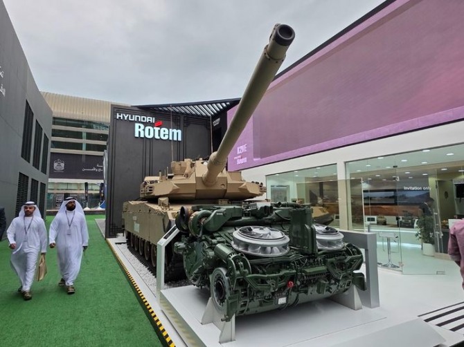 UAE 아부다비에서 IDEX 2025 국제방산전시회가 지난 17일(현지시각)부터 21일까지 열린 가운데 현대로템 야외부스에 중동형 K2전차(K2ME)와 국산파워팩이 전시돼 있다. 사진=뉴시스