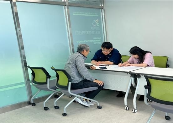 국가철도공단 영남본부 관계자들이 26일 경남 함안군 다옴나눔센터에서 ‘찾아가는 국유재산 상담 창구’를 운영하고 있다. 사진=국가철도공단