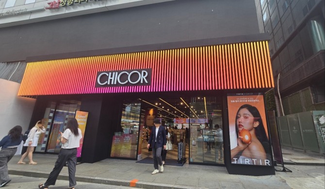 업계에 따르면, 신세계백화점이 운영하는 뷰티 편집숍 ‘시코르(CHICOR)’가 플래그십 스토어인 강남역점을 새롭게 열었다. 문을 연 강남역점 모습. 사진=문용균 글로벌이코노믹 기자