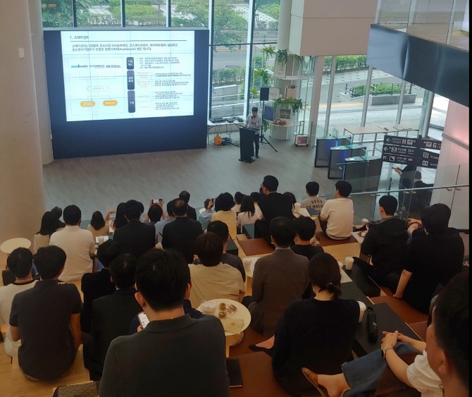 27일 경기주택도시공사(GH) 관계자가 제2판교 테크노밸리 내 입주기관들과 함께 ‘밋업데이(Meet-up Day)’를 진행하고 있다. 사진=GH 