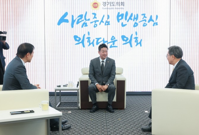 27일 김진경 경기도의장(가운데)과 김동연 지사(오른쪽), 임태희 교육감이 도의회 청소원의 열악한 근무환경 개선을 위한 정담회를 진행하고 있다. 사진=경기도의회
