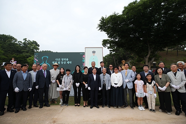27일 다산 정약용 영정·동상 제막식 행사 후 참석자들이 단체사진을 찍고 있다, 사진=남양주시