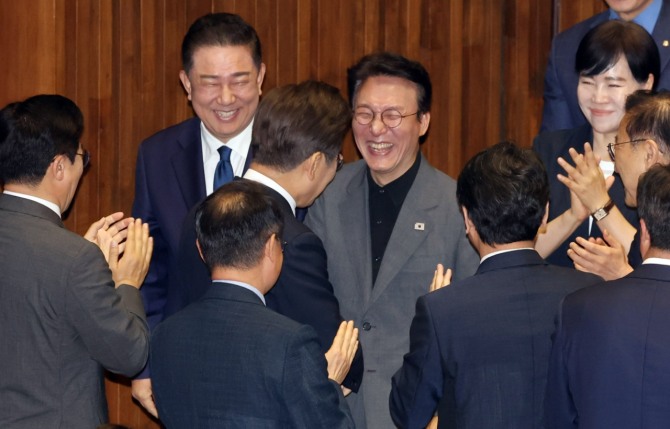이재명 대통령이 26일 국회에서 추가경정예산 시정연설을 위해 본회의장에 입장하며 김민석 국무총리 후보자와 인사하고 있다. 사진=연합