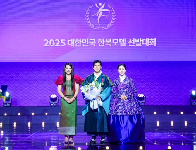 한문화진흥협회 정사무엘 회장(가운데)이 지난 6월 21일, 인천 중구 인스파이어 엔터테인먼트 리조트에서 개최된 ‘2025 대한민국 한복모델 선발대회’ 결선 행사에서 캄보디아 왕국 정부로부터 '사하메트레이 훈장(Sahametrei Medal)' 슈발리에(Chevalier) 등급을 수훈하고 기념촬영을 하고 있다. 사진=한문화진흥협회