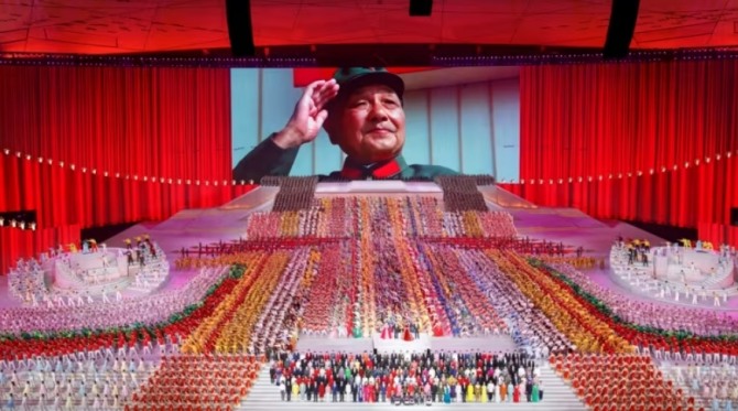 2021년 6월 베이징 국립경기장에서 열린 중국 공산당 창당 100주년 기념 공연에서 고(故) 덩샤오핑(鄧小平) 중국 국가주석의 모습이 스크린에 담겨 있다. 사진=로이터