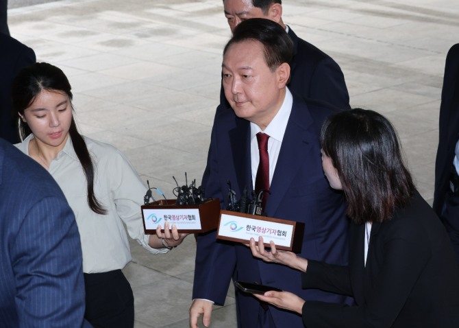 윤석열 전 대통령이 28일 오전 대면 조사를 받기 위해 서울 서초구 서울고검에 마련된 내란특검 사무실로 출석하고 있다. 사진=뉴시스