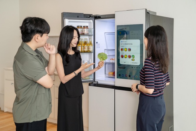 관람객이 부산 해운대구 달맞이길 복합문화공간 에케(ECKE)에서 진행된 라이프스타일 전시에서 삼성전자 2025년형 비스포크 AI 가전을 체험하고 있다. 사진=삼성전자