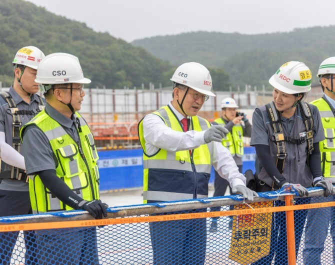 조태제 HDC현대산업개발 CSO(왼쪽 첫번째), 정경구 HDC현대산업개발 대표(왼쪽 두 번째)가 27일 경기도 광주시 곤지암읍 곤지암역 센트럴 아이파크 공사현장을 방문해 안전을 점검하고 있다. 사진=HDC현대산업개발