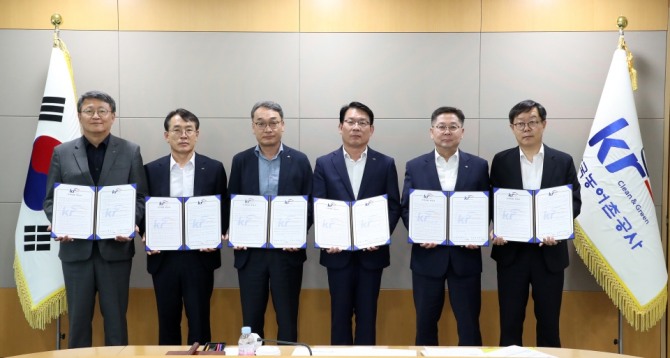 한국농어촌공사는 지난 26일 전남 나주 본사에서 직무 관련 부패를 방지하고 윤리경영 실천을 위해 ‘임원 직무청렴계약 체결식’을 진행했다. 사진=농어촌공사