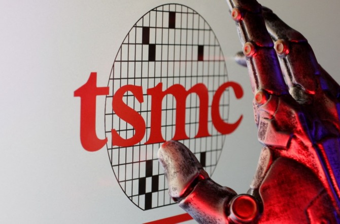 세계 파운드리 1위 기업 TSMC가 인공지능(AI)을 발판 삼아 '시가총액 2조 달러' 목표를 향해 나아가고 있다. 독보적인 기술력이 성장을 이끌고 있지만, 대만을 둘러싼 지정학적 위기와 경기 변동성은 여전히 넘어야 할 과제로 남아있다. 사진=로이터