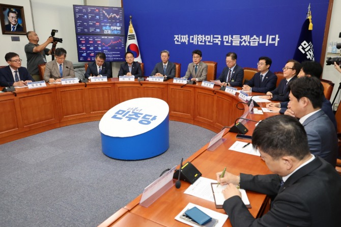 진성준(왼쪽에서 여섯번째) 더불어민주당 정책위의장이 30일 서울 여의도 국회에서 상법 개정안 추진과 관련해 경제계 의견을 수렴하기 위해 경제6단체 부회장단과 간담회를 하고 있다. 사진=연합뉴스
