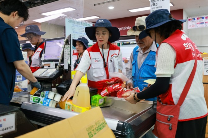 경기도 광주시 마트에서 희망브리지 자원봉사자들이 이재민과 함께 생필품을 계산하고 있다. /사진=희망브리지