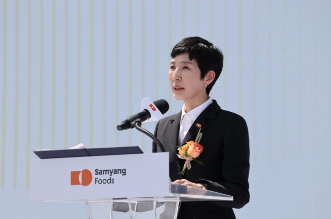 김정수 삼양식품 부회장이 지난 11일 열린 밀양 제2공장 준공식에서 기념사를 하고 있다. 사진=삼양식품