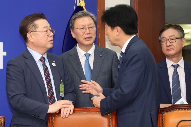 박일준 대한상공회의소 부회장과 김창범 한국경제인협회 상근부회장, 오기형 더불어민주당 코스피5000특위 위원장(왼쪽부터)이 지난달 30일 서울 여의도 국회에서 열린 더불어민주당과 경제6단체의 상법 개정안 간담회에서 대화하고 있다. 사진=연합뉴스