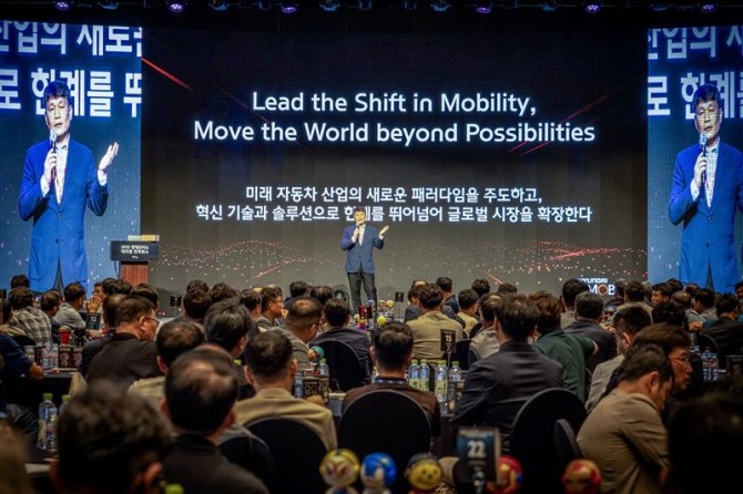 현대모비스가 27일 제주 해비치호텔앤리조트에서 '진행한 2025 현대모비스 대리점 컨퍼런스'에서 이규석 사장(사진 가운데)은 고객들이 현대차/기아를 선택하는 중요한 이유 중 하나가 바로 우리의 서비스 경쟁력이라며 A/S 부품 고객 서비스 강화를 강조했다.  사진=현대모비스