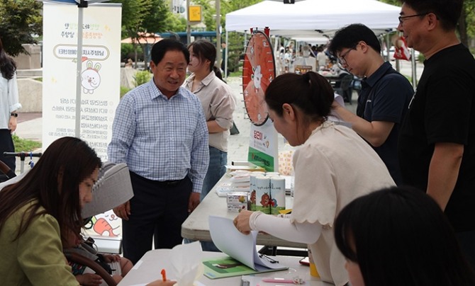 주광덕 남양주시장이 행사장 곳곳을 살펴. 사진=남양주시