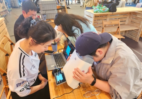 대웅제약은 부스 방문객이 위스키와 옵티나를 활용해 안저 상태를 확인하고 있다. 사진=대웅제약