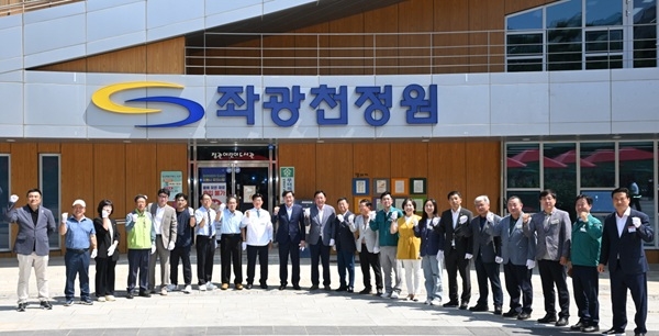 지난 달 28일 주요 내빈들이 기념식수 및 현판식 개최하고 기념촬영을 하고 있다. 사진=기장군