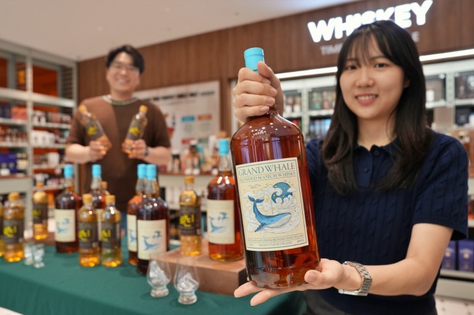 롯데마트는 블렌딩 칵테일 소주 ‘소랜디’(640㎖)를 유통업계 단독으로 선보인다고 1일 밝혔다. 소랜디와 그랑웨일 상품. 사진=롯데마트