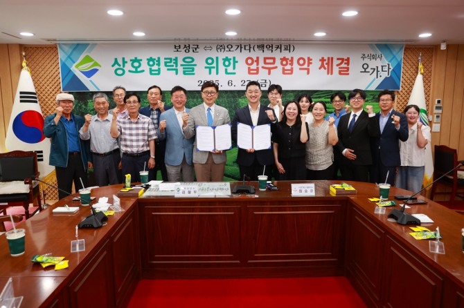 보성군은 지난 27일 국내 커피 프랜차이즈 ‘백억커피’로 알려진 ㈜오가다(대표 최승윤)와 보성산 키위를 활용한 음료 개발 및 공동마케팅 추진을 위한 업무협약(MOU)을 체결했다고 밝혔다. / 전남 보성군=제공