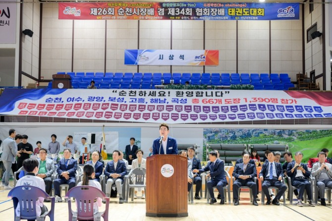 지난 28일 열린 팔마실내체육관에서 ‘제26회 순천시장배 및 제34회 협회장배 태권도대회’. 노관규 순천시장이 대회사를 하고 있다.  사진=전남 순천시