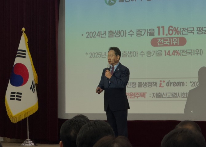1일 유정복시장이 시청 대회의실에서 기자 설명회를 진행하고 있다. 사진=최재민 기자