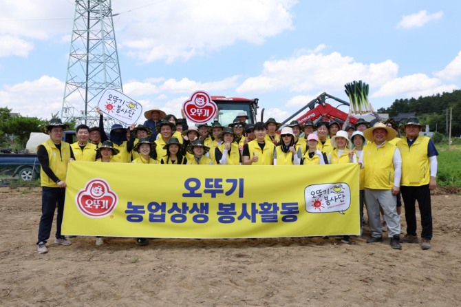 오뚜기가 지난달 30일 경북 구미에 위치한 대파 농가를 방문해 모종 심기 봉사활동을 실시했다. 사진=오뚜기