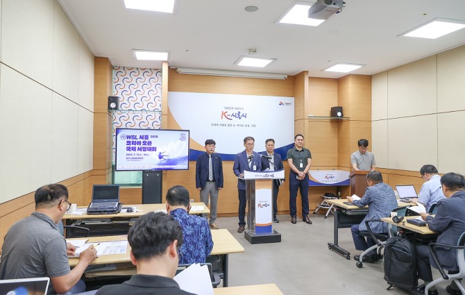 1일 시흥시 엄계용 문화체육관광국장이 시청 브리핑룸에서 오는 18일부터 20일까지‘ 열리는 WSL 시흥 코리아 오픈 국제서핑대회’ 관한 설명을 하고 있다. 사진=시흥시