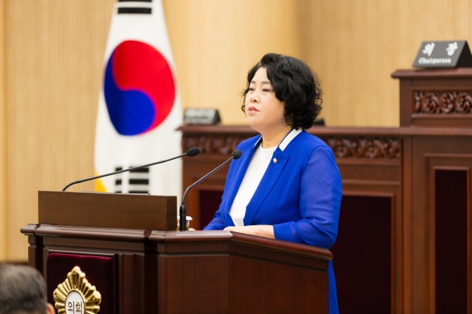 안산시의회가 지난 달 30일 제297회 제1차 정례회 제3차 본회의에서 김진숙 의원이 대표 발의한 장애물 없는 생활환경(BF) 인증 제도 개선 촉구 건의안을 의결했다. 사진은 이날 건의안에 대한 제안 설명을 하고 있는 김진숙 의원의 모습. 사진=안산시의회