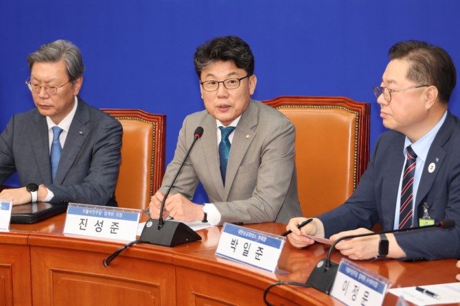 더불어민주당 진성준 정책위의장(가운데)이 지난달 30일 서울 여의도 국회에서 상법 개정안 추진과 관련해 경제계 의견을 수렴하기 위해 경제6단체 부회장단과 간담회를 하고 있다. 이날 간담회에는 박일준 대한상공회의소 상근부회장, 김창범 한국경제인협회 상근부회장, 이동근 한국경영자총협회 상근부회장, 장석민 한국무역협회 전무, 오기웅 중소기업중앙회 상근부회장, 이호준 한국중견기업연합회 상근부회장, 정우영 한국상장사협회 부회장 등이 참석했다. 사진=연합뉴스