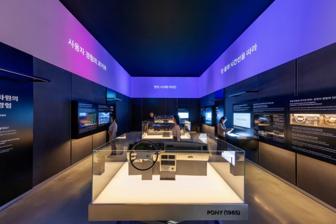  현대차∙기아의 사용자 경험 변천사를 전시하는 ‘UX 아카이브 존’ 전경 사진=현대차그룹