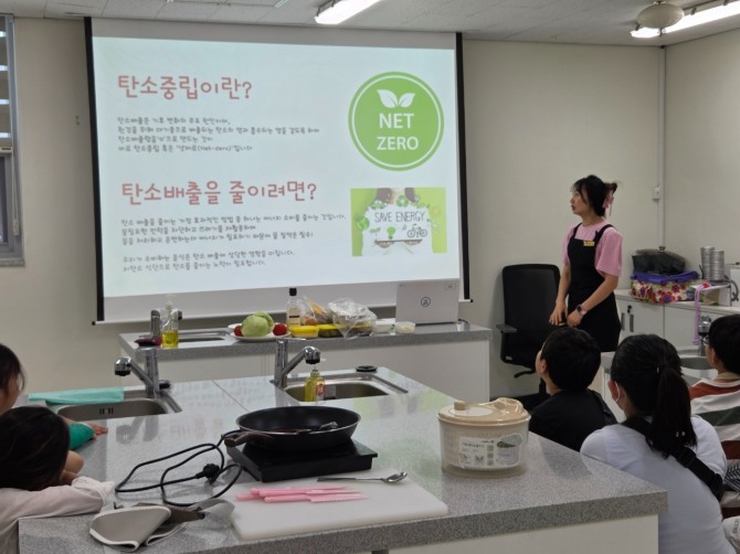 인천 계양청소년문화의집은 지난 달 14일부터 매주 토요일 3회차에 걸쳐 청소년 환경교육프로그램 ‘환경을 지키는 업싸!이클링(1기)’을 진행하고 있다.  사진=계양구