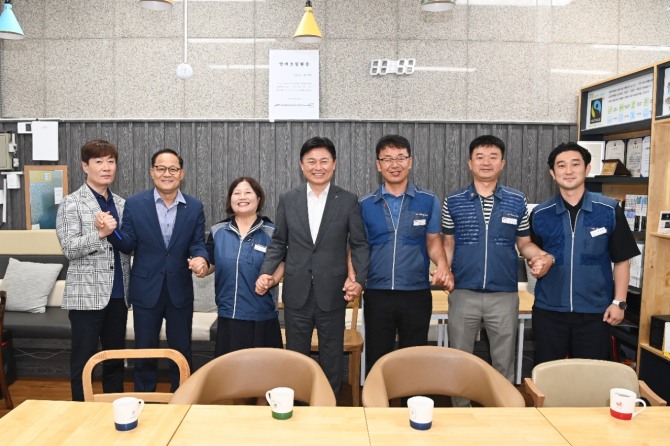 지난 1일 민선8기 3주년을 맞아 부천시 공무원 노사 대표자들이 한자리에 모여 간담회를 갖고 기념촬영을 하고 있다.     사진=부천시