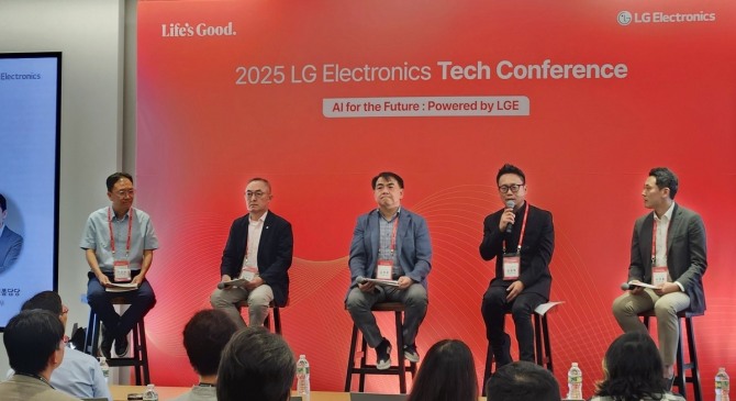 지난달 28일(현지시간) 미국 뉴저지주 LG전자 북미법인 사옥에서 열린 ‘북미 테크 컨퍼런스’에 참석한 박인성(왼쪽 두 번째부터) 소프트웨어센터장, 김영준 인공지능연구소장, 김성혁 CTO부문 AI Perception TP 리더(상무), 우정훈 HS본부 HS데이터플랫폼담당(상무). 사진=LG전자