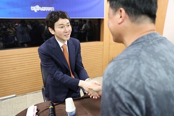 지난 달 29일 렛츠런파크 부산경남에서 열린 유현명 기수 팬미팅에서 유현명 기수가 팬과 인사를 나누고 있다. 사진=렛츠런파크 부산경남