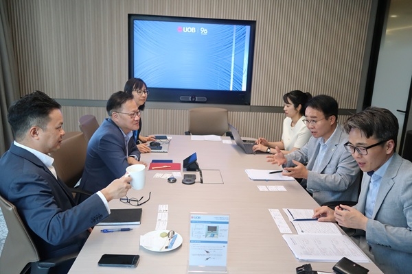 지난달 29일 미래 해법 모색 절박함 안고 싱가포르에서 해답을 찾기 위해 현지를 방문한 부산진해경제자유구역청 임직원(오른쪽). 사진=부산진해경제자유구역청