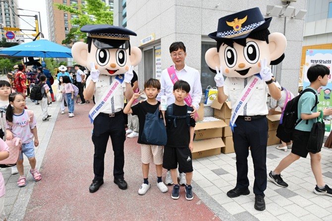 2일 이민근 안산시장(왼쪽 세번째)이 해솔초등학교 앞에서 스쿨존 어린이 교통안전 합동캠페인을 진행하면서 어린이들과 기념촬영을 하고 있다. 사진=안산시