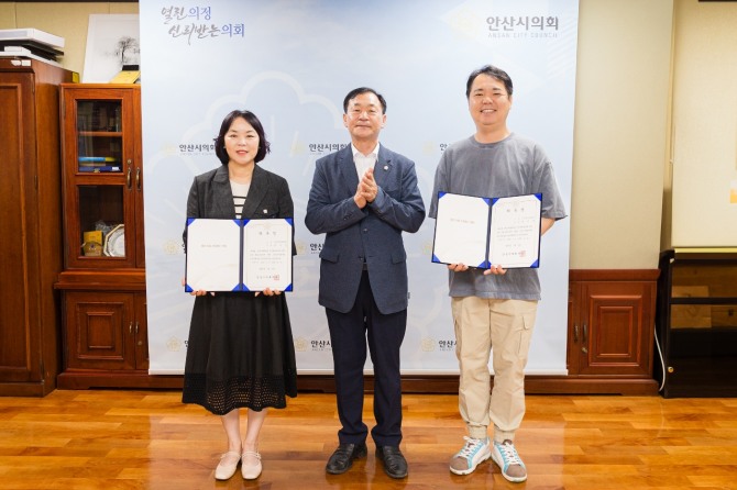 2일 박태순 안산시의회 의장(가운데)이 의장실에서  국외출장 심사위원회 위원 위촉식을 개최하고 기념촬영을 하고 있다.  사진=안산시의회