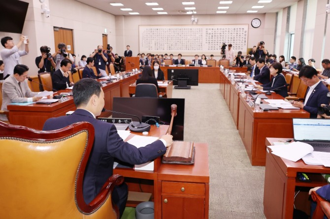 2일 국회 법제사법위원회 법안심사제1소위원회에서 더불어민주당 소속 김용민 소위원장이 상법 일부개정법률안 등 안건을 상정하며 의사봉을 두드리고 있다. 사진=연합뉴스