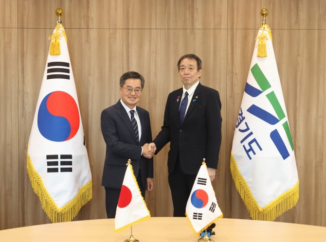 지난 2일 김동연 경기도지사가(왼쪽) 미즈시마 코이치 주한일본대사와 만나 한일 양국 간 미래지향적 관계 구축을 위한 협력 방안을 논의한 후 기념 촬영을 하고 있다. 사진=경기도